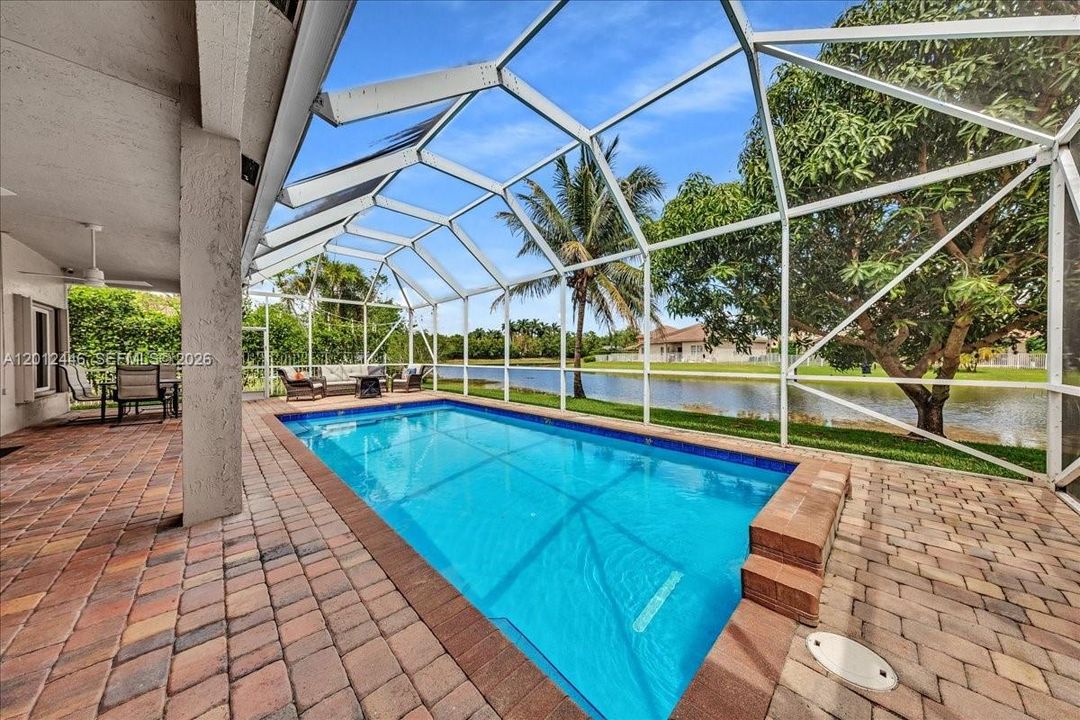 En Venta: $995,000 (4 camas, 2 baños, 2115 Pies cuadrados)