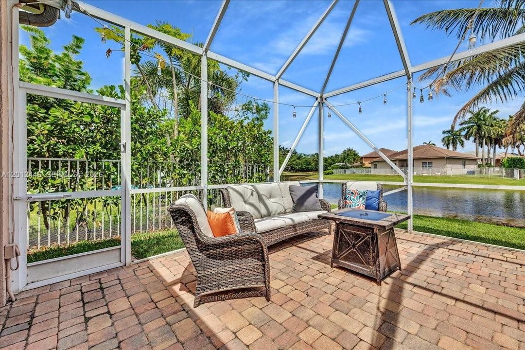 En Venta: $995,000 (4 camas, 2 baños, 2115 Pies cuadrados)