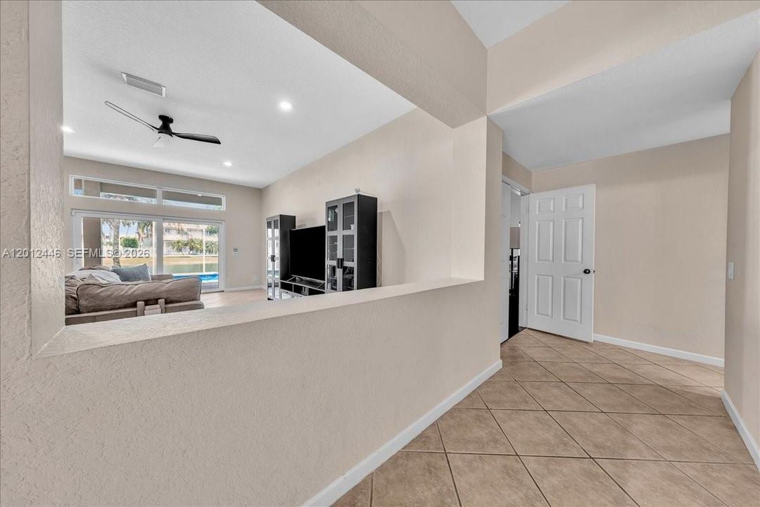 En Venta: $995,000 (4 camas, 2 baños, 2115 Pies cuadrados)