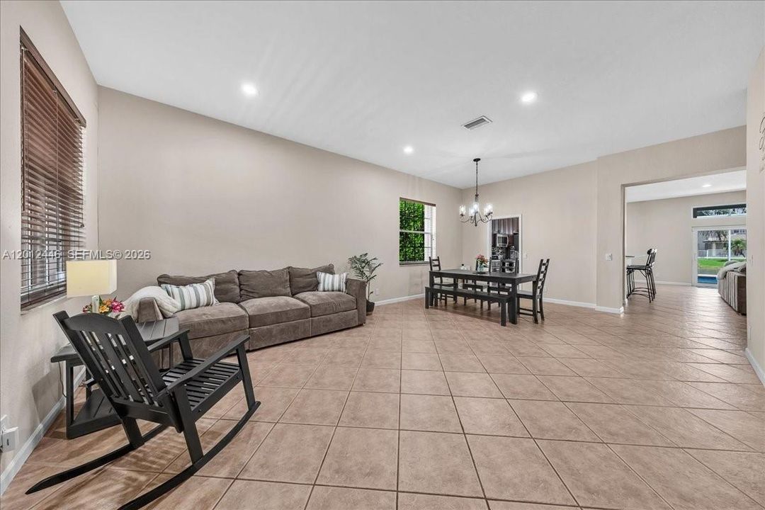En Venta: $995,000 (4 camas, 2 baños, 2115 Pies cuadrados)