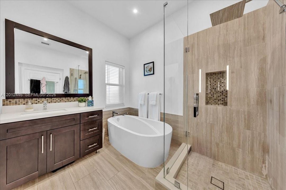 En Venta: $995,000 (4 camas, 2 baños, 2115 Pies cuadrados)