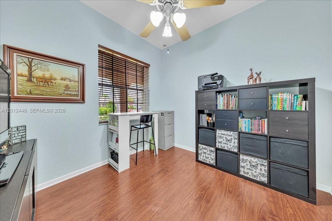 En Venta: $995,000 (4 camas, 2 baños, 2115 Pies cuadrados)