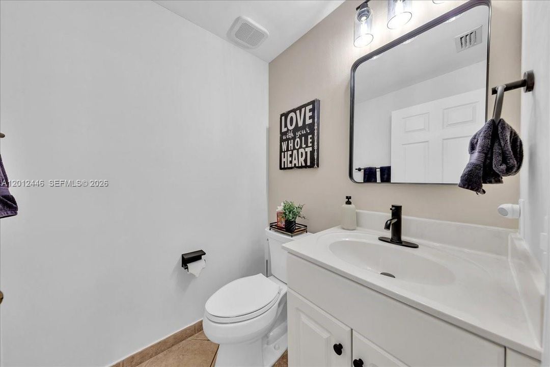 En Venta: $995,000 (4 camas, 2 baños, 2115 Pies cuadrados)