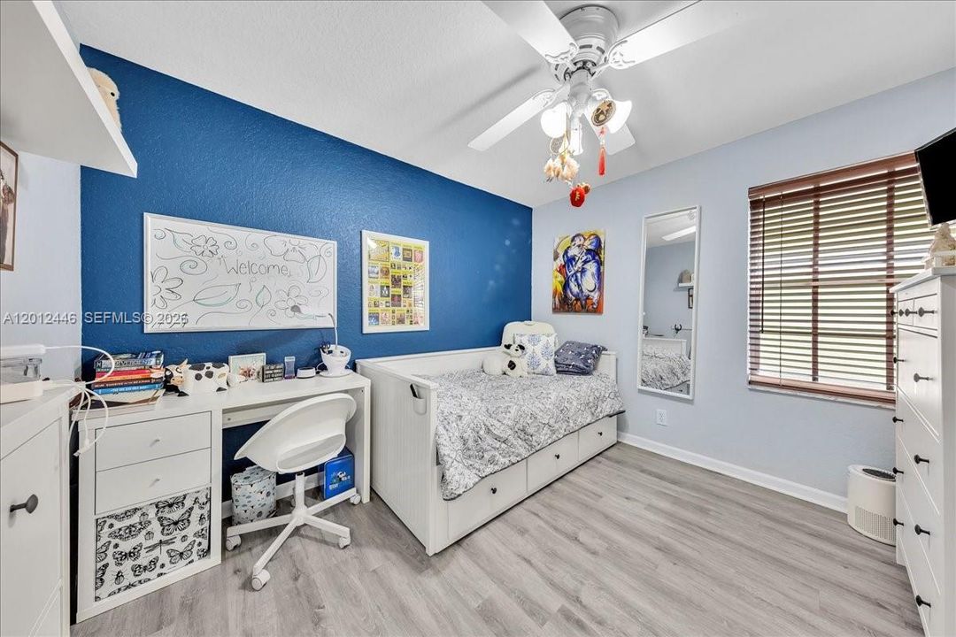 En Venta: $995,000 (4 camas, 2 baños, 2115 Pies cuadrados)