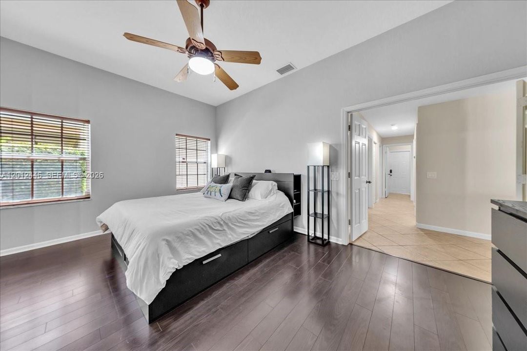 En Venta: $995,000 (4 camas, 2 baños, 2115 Pies cuadrados)