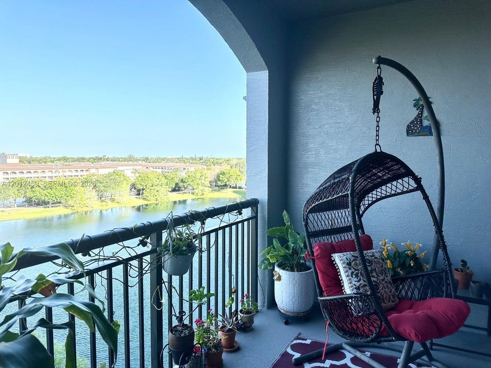 For Rent: $2,380 (2 beds, 2 baths, 1137 Square Feet)