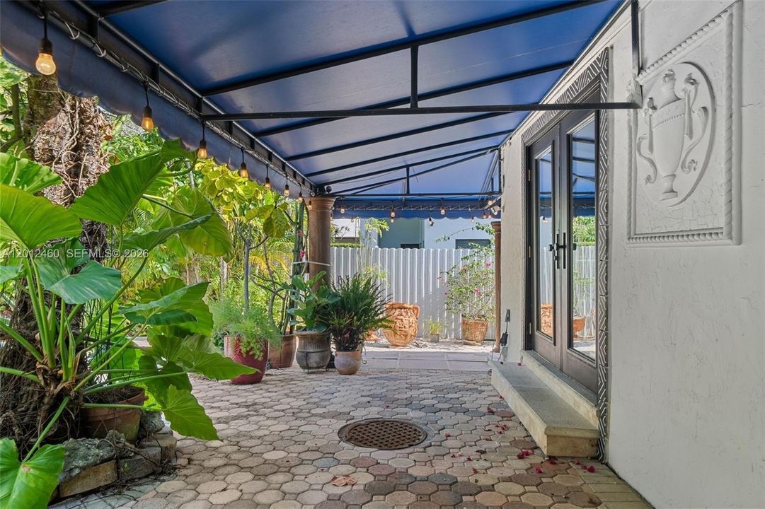 Recently Sold: $750,000 (3 beds, 2 baths, 1104 Square Feet)