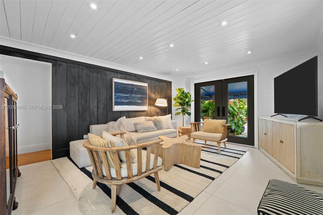 Recently Sold: $750,000 (3 beds, 2 baths, 1104 Square Feet)