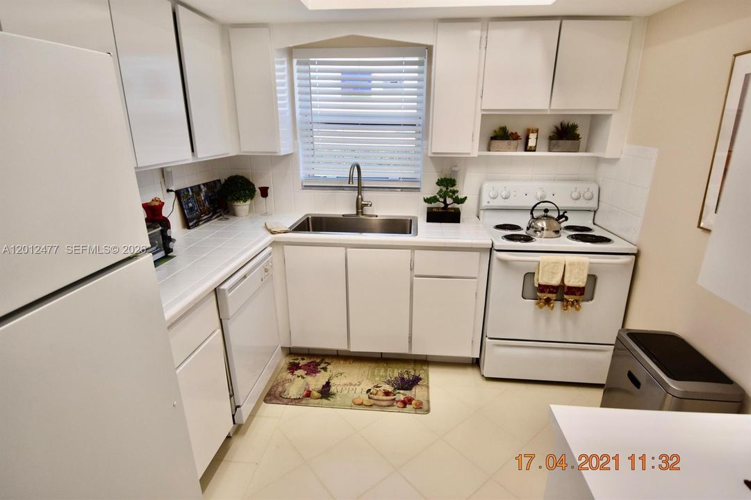 出租: $1,750 (2 贝兹, 2 浴室, 895 平方英尺)