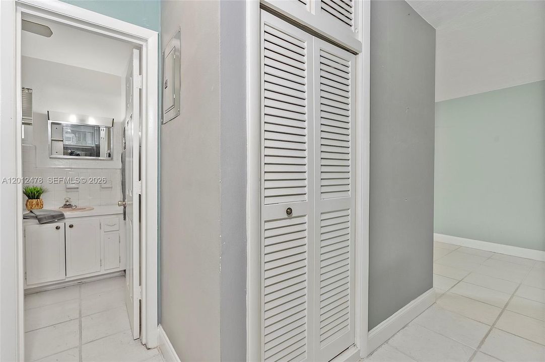 For Sale: $155,000 (2 beds, 1 baths, 550 Square Feet)