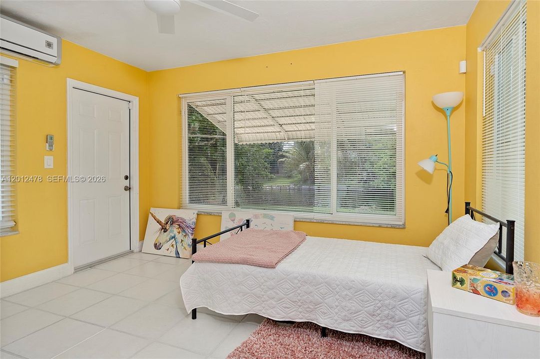 For Sale: $155,000 (2 beds, 1 baths, 550 Square Feet)