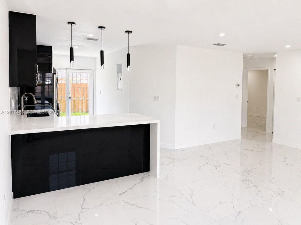 En Venta: $430,000 (3 camas, 2 baños, 1140 Pies cuadrados)