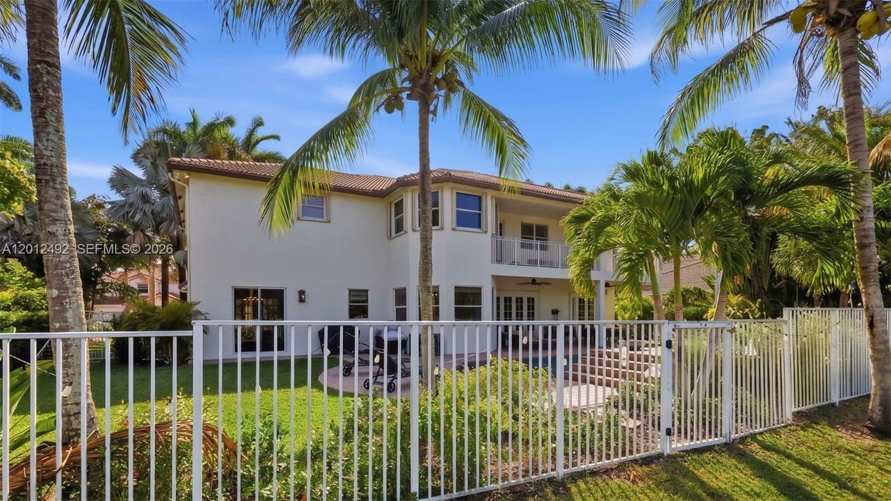 For Sale: $2,149,000 (6 beds, 4 baths, 4985 Square Feet)