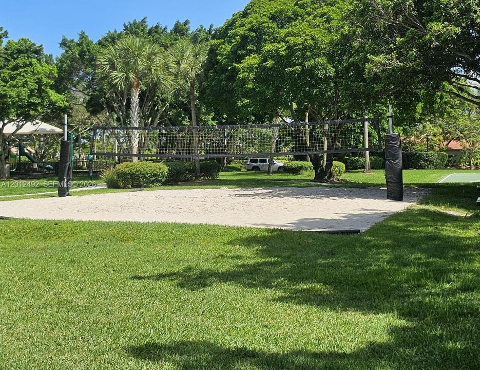 For Sale: $2,149,000 (6 beds, 4 baths, 4985 Square Feet)