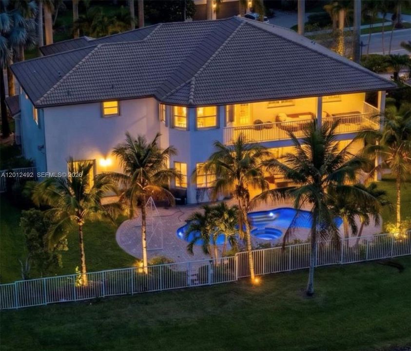 For Sale: $2,149,000 (6 beds, 4 baths, 4985 Square Feet)