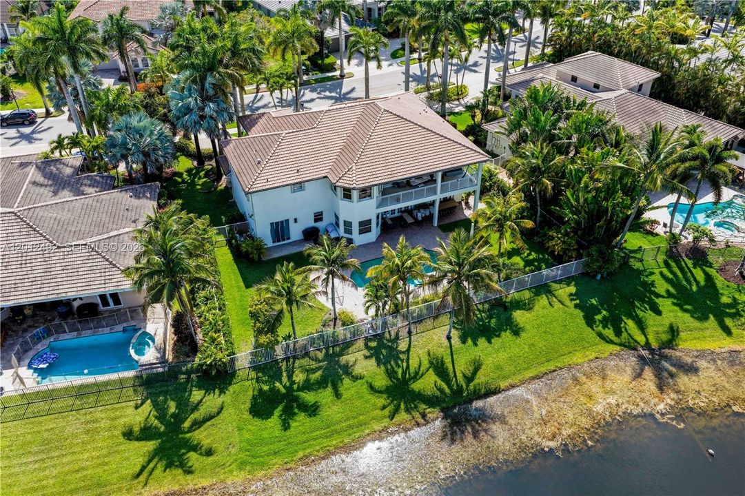 For Sale: $2,149,000 (6 beds, 4 baths, 4985 Square Feet)