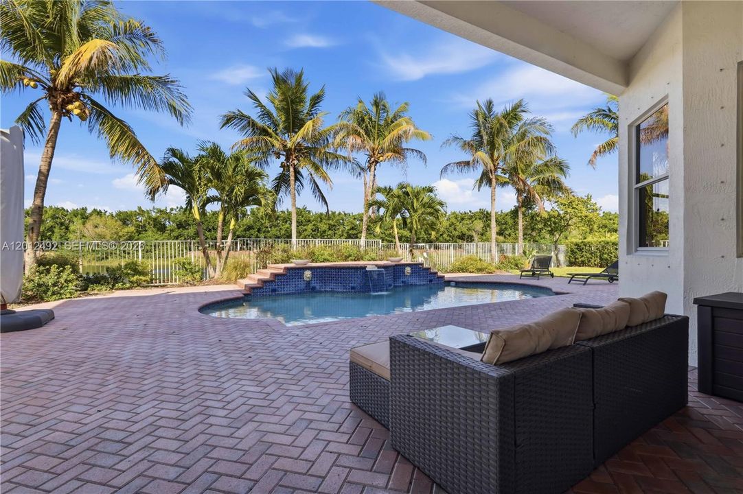 For Sale: $2,149,000 (6 beds, 4 baths, 4985 Square Feet)