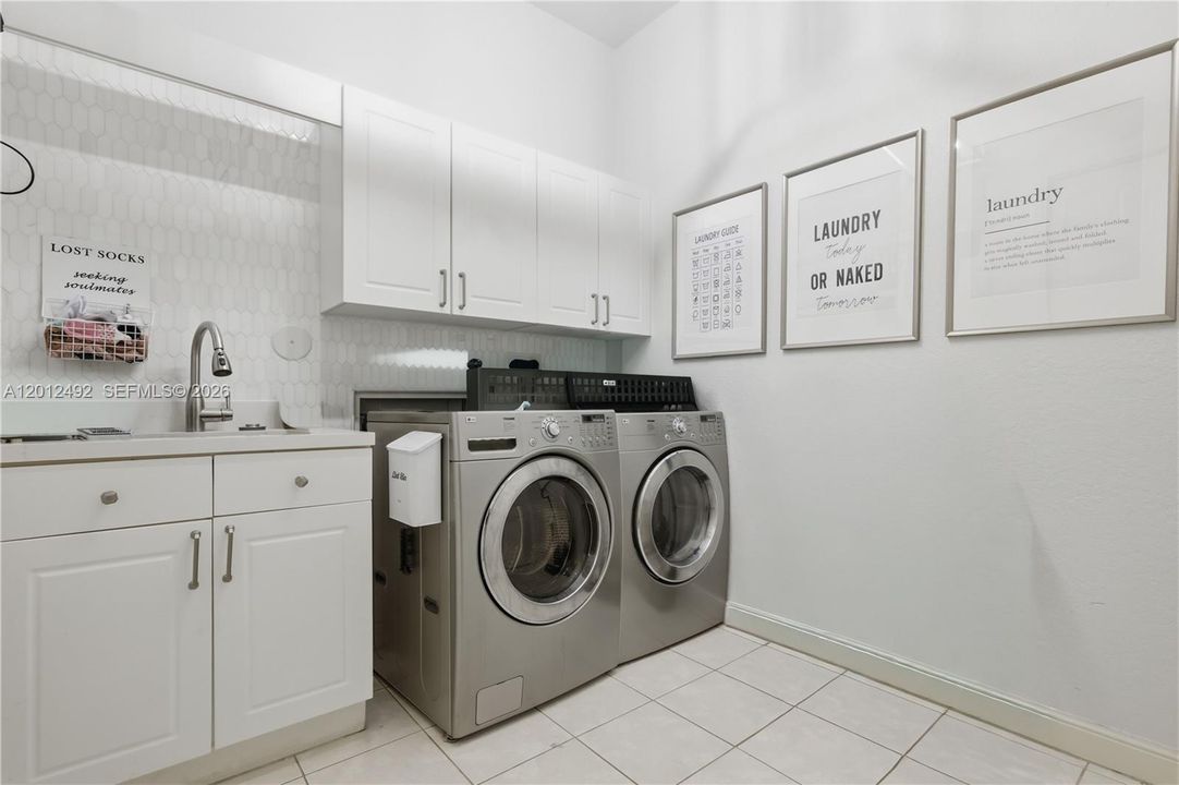 For Sale: $2,149,000 (6 beds, 4 baths, 4985 Square Feet)