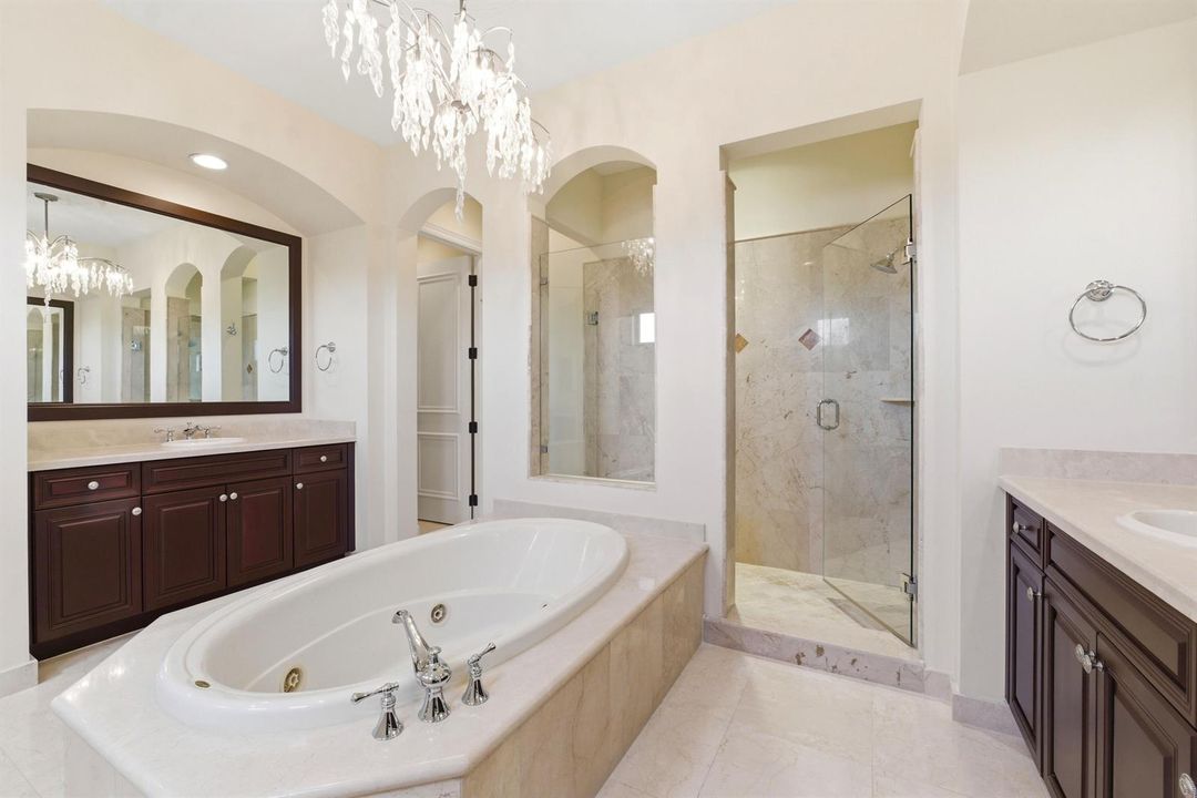 8289 Emerald Ave084