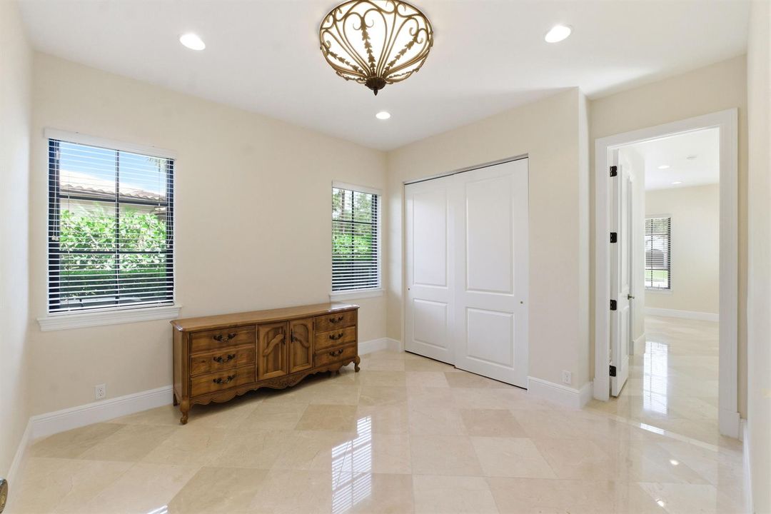 8289 Emerald Ave033