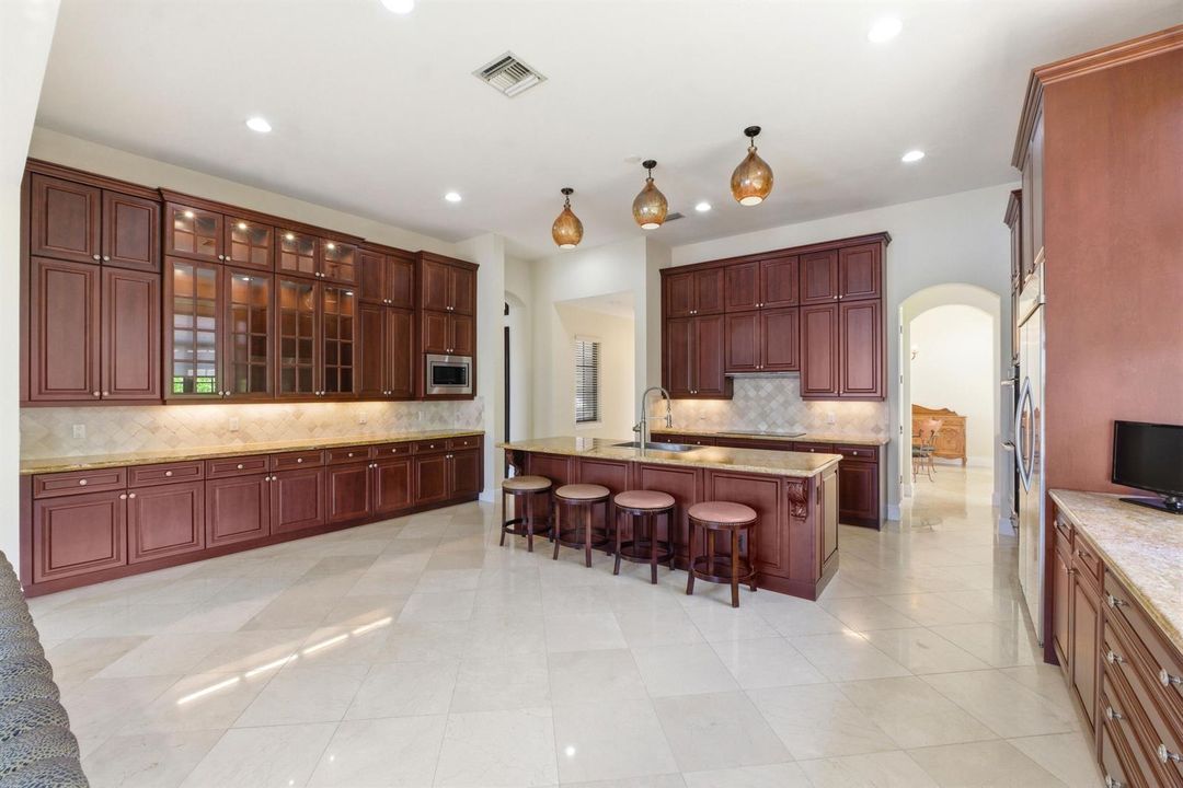 8289 Emerald Ave050