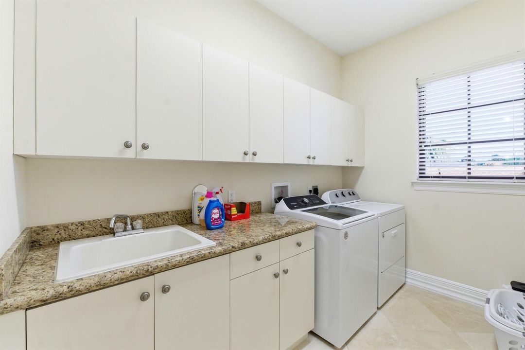 8289 Emerald Ave060