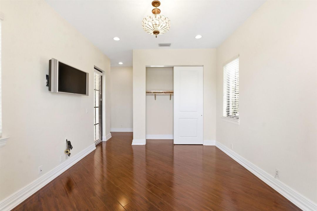 8289 Emerald Ave066