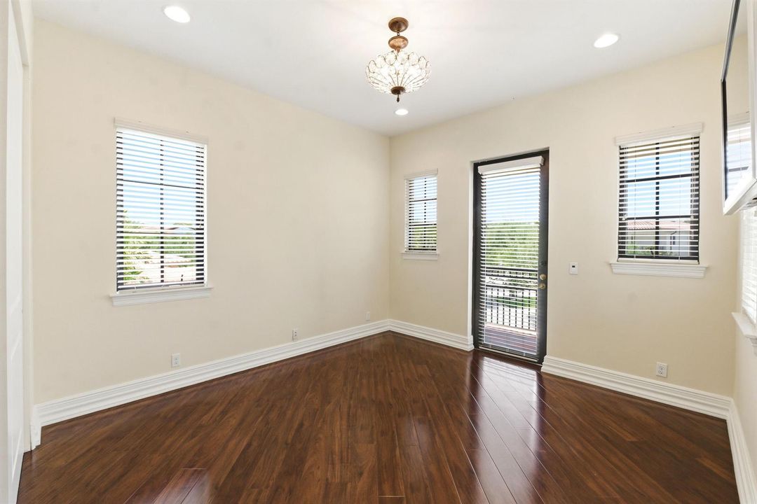 8289 Emerald Ave065
