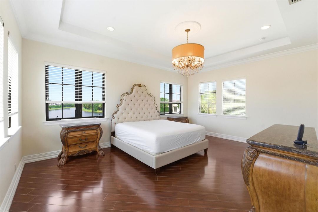 8289 Emerald Ave086