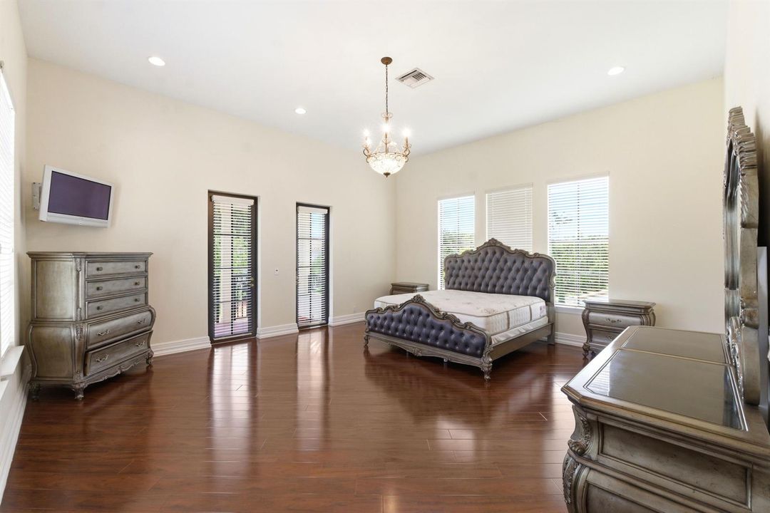 8289 Emerald Ave072