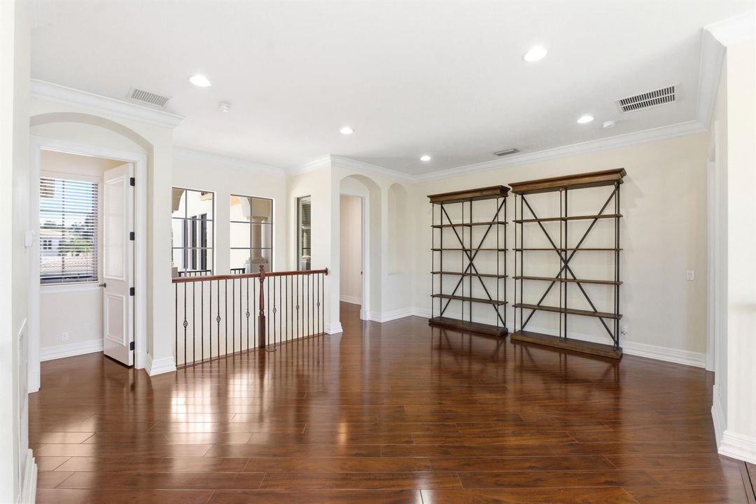 8289 Emerald Ave057