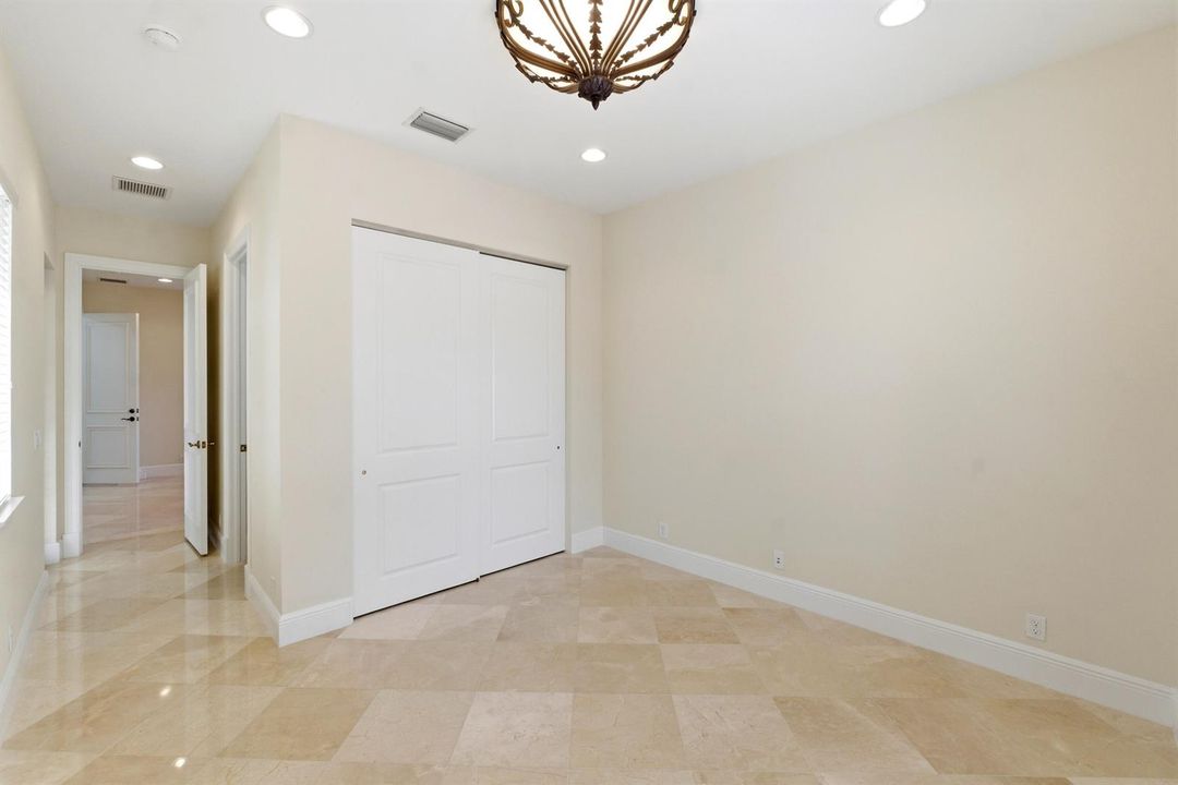 8289 Emerald Ave037