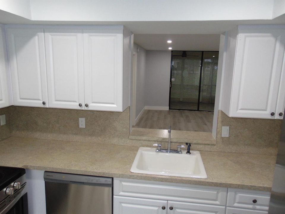 BEAUTIFUL CABINETS & COUNTERS