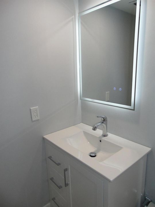 LIGHTED MIRROR & VANITY