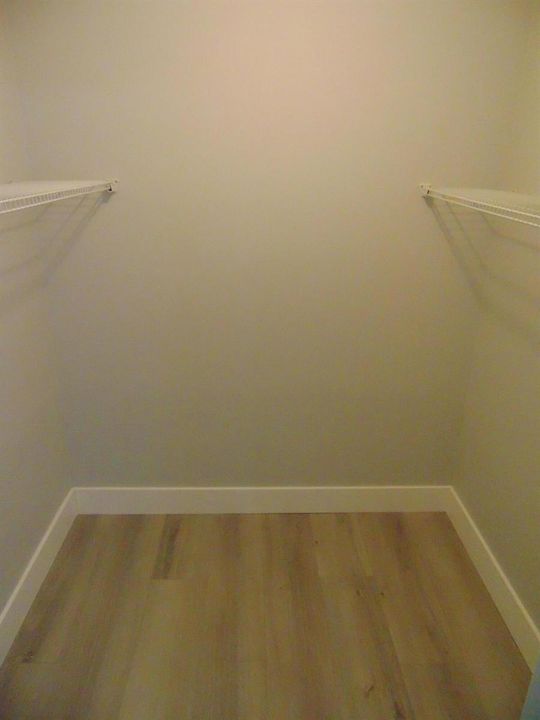 WALK IN CLOSET