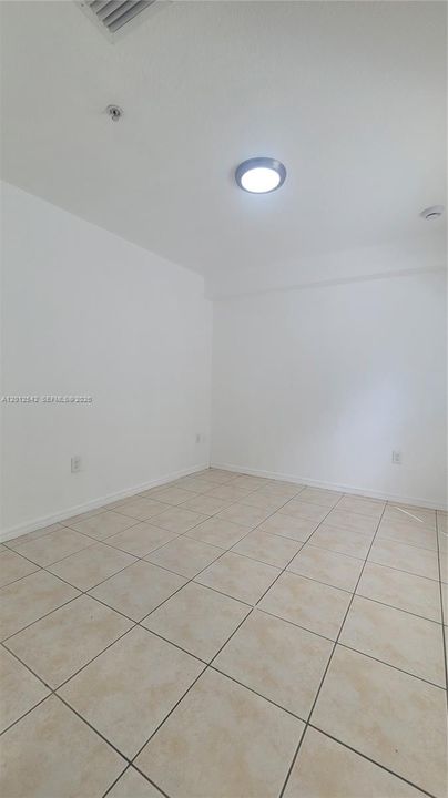 Active With Contract: $1,900 (1 beds, 1 baths, 548 Square Feet)