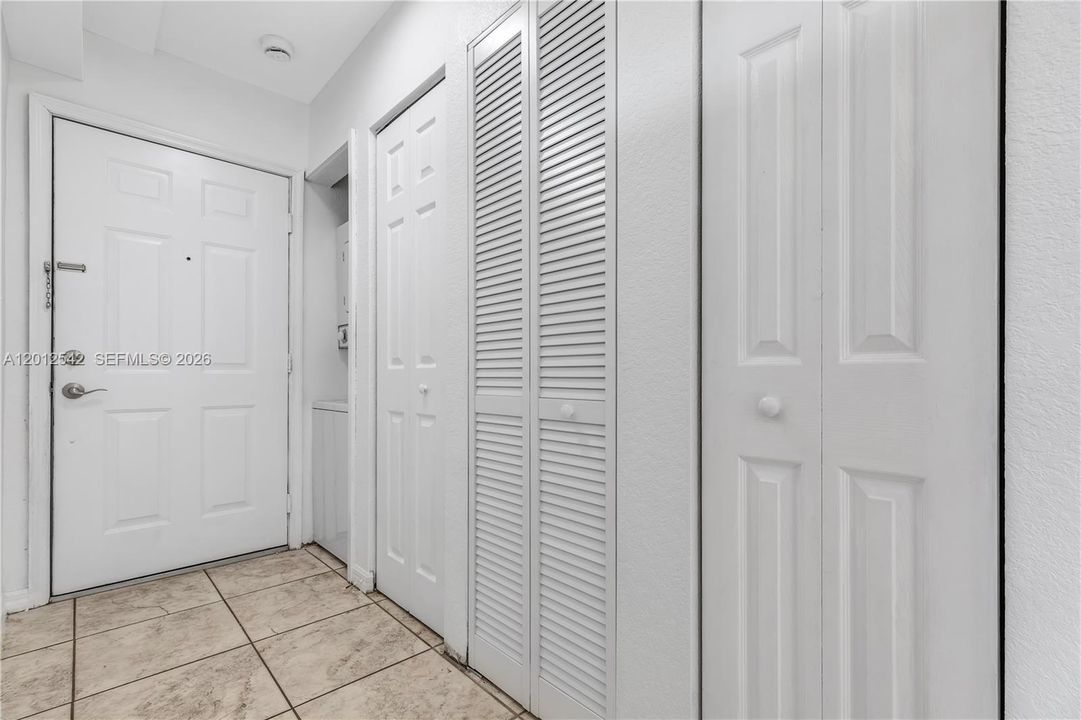 Active With Contract: $1,900 (1 beds, 1 baths, 548 Square Feet)
