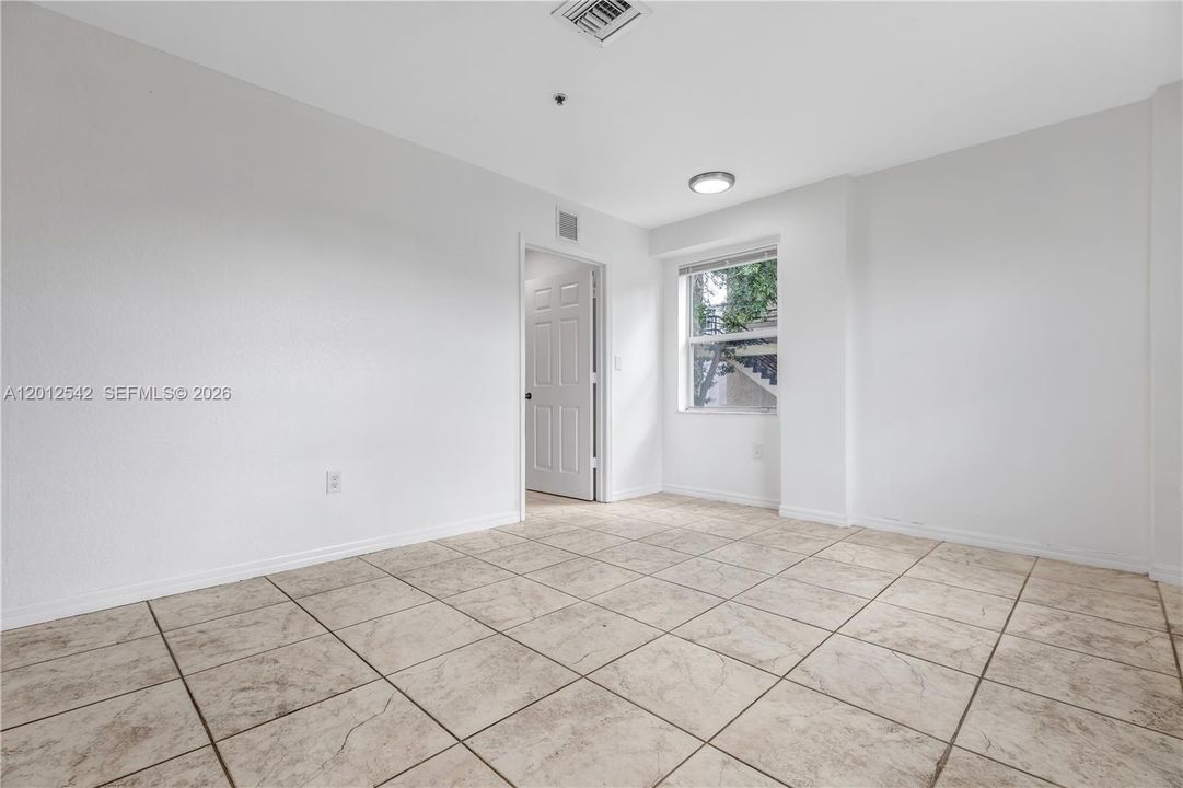 Active With Contract: $1,900 (1 beds, 1 baths, 548 Square Feet)