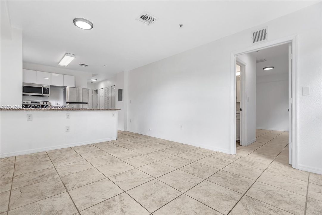 Active With Contract: $1,900 (1 beds, 1 baths, 548 Square Feet)