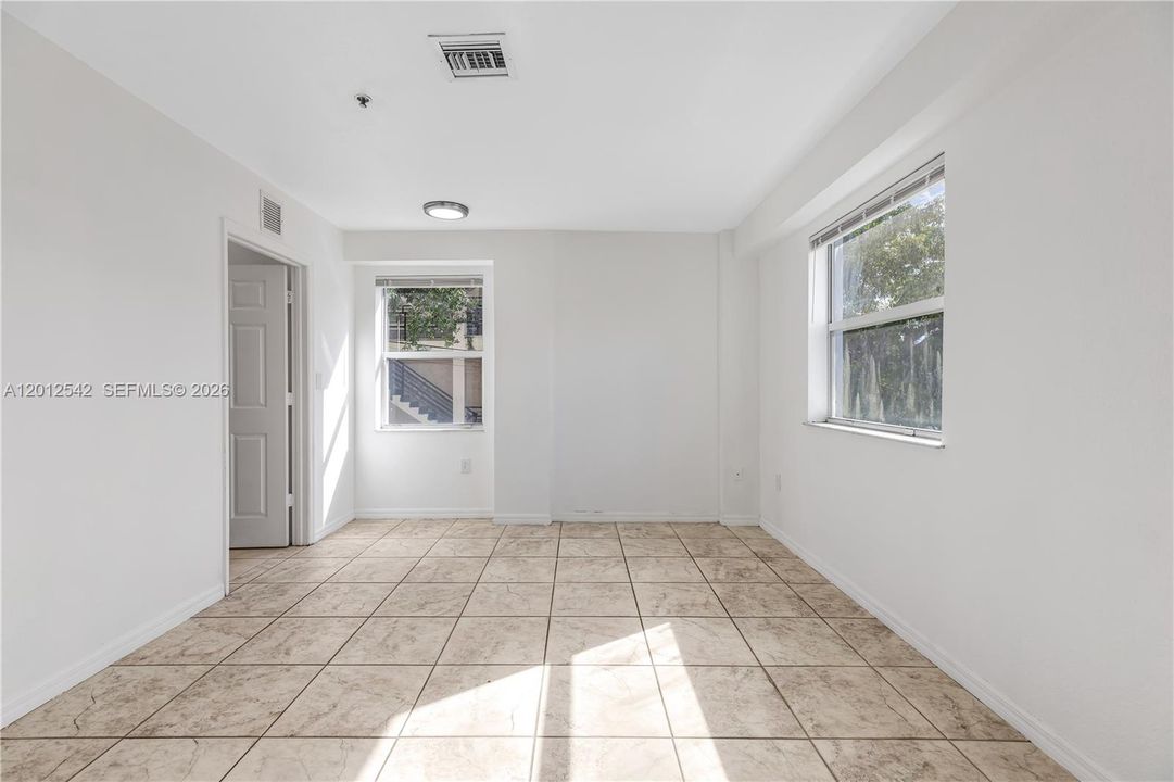 Active With Contract: $1,900 (1 beds, 1 baths, 548 Square Feet)