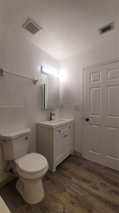 Active With Contract: $1,900 (1 beds, 1 baths, 548 Square Feet)