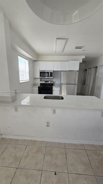 Active With Contract: $1,900 (1 beds, 1 baths, 548 Square Feet)