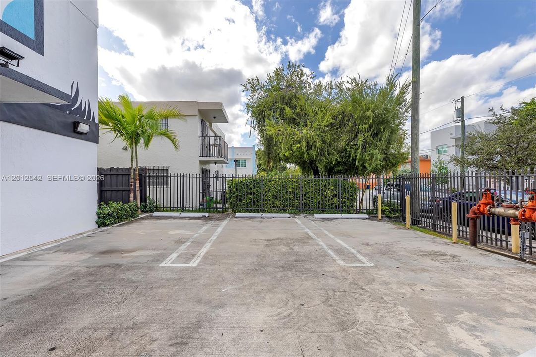 Active With Contract: $1,900 (1 beds, 1 baths, 548 Square Feet)