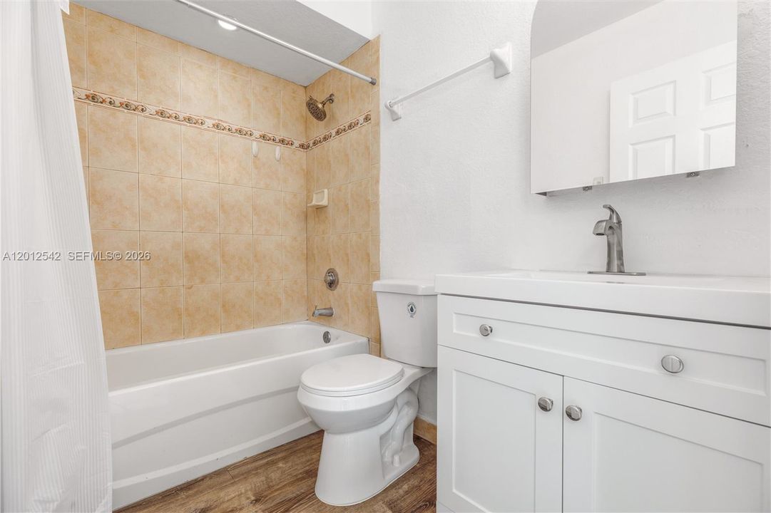 Active With Contract: $1,900 (1 beds, 1 baths, 548 Square Feet)