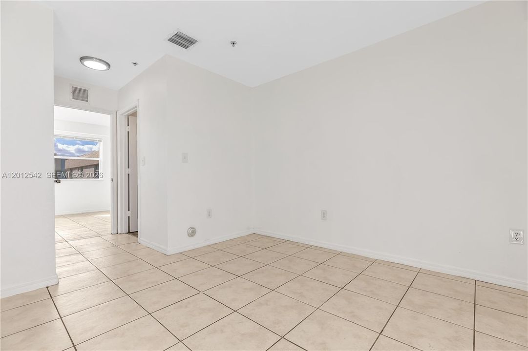 Active With Contract: $1,900 (1 beds, 1 baths, 548 Square Feet)