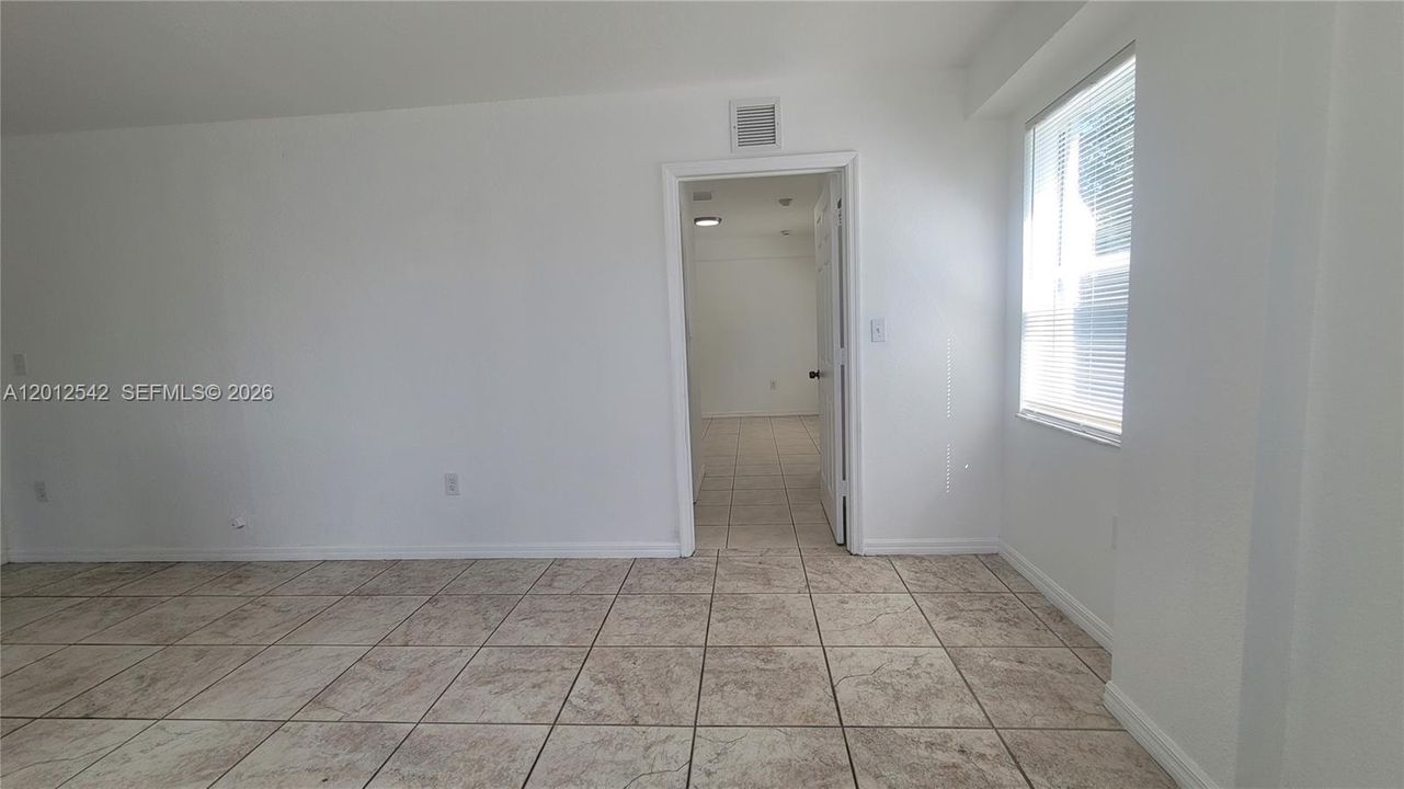 Active With Contract: $1,900 (1 beds, 1 baths, 548 Square Feet)