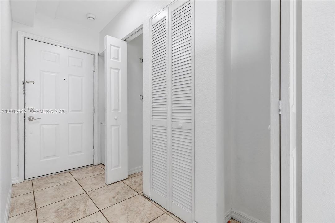 Active With Contract: $1,900 (1 beds, 1 baths, 548 Square Feet)