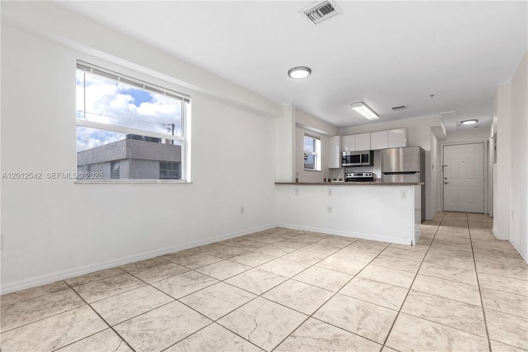 Active With Contract: $1,900 (1 beds, 1 baths, 548 Square Feet)