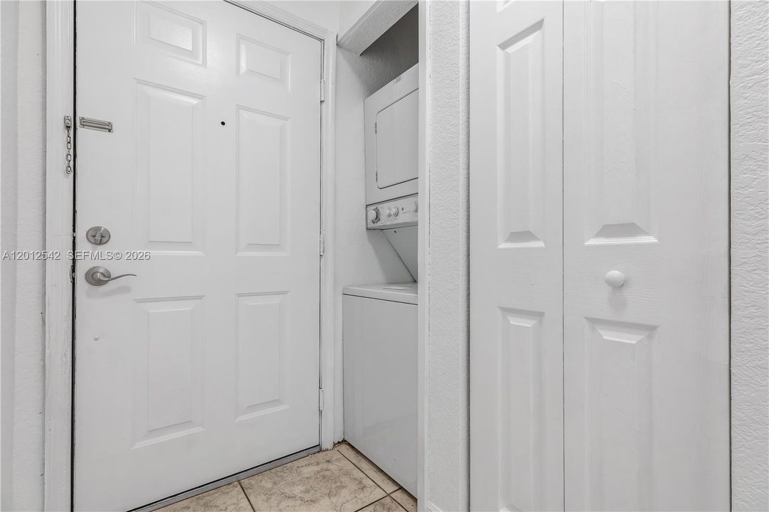 Active With Contract: $1,900 (1 beds, 1 baths, 548 Square Feet)