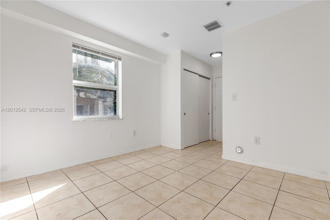 Active With Contract: $1,900 (1 beds, 1 baths, 548 Square Feet)